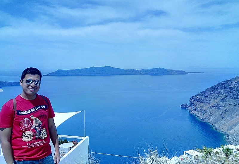 Santorini (overlooking sea)